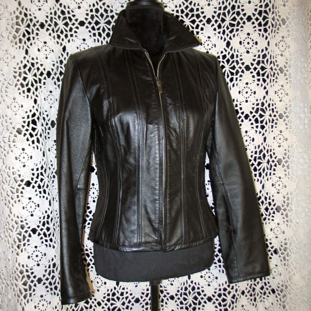 Woman's Short fitted black leather jacket, Spring/Fall  L0020